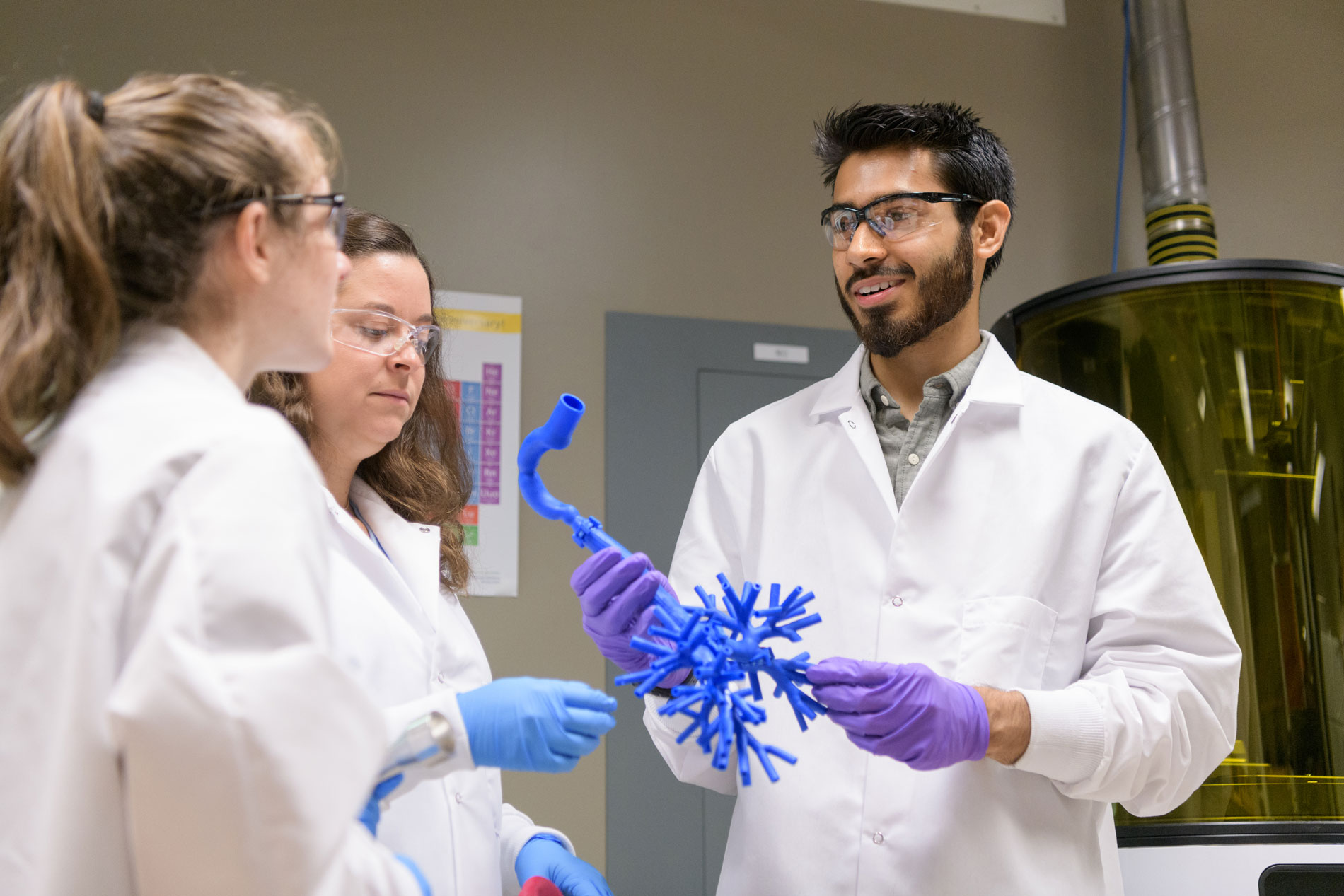 Undergraduate student with 3d-printed lung